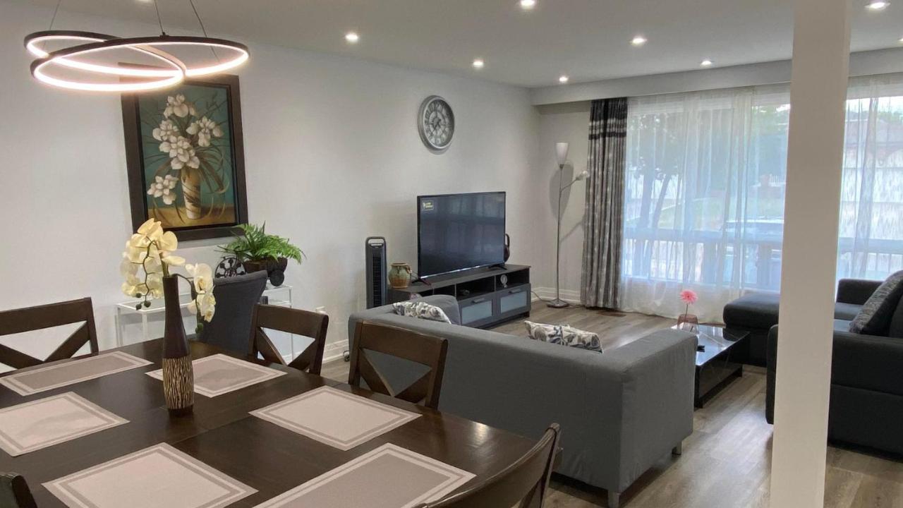 Spectacular 3 Bedroom 2 Wr House - Close To Airport Торонто Екстериор снимка
