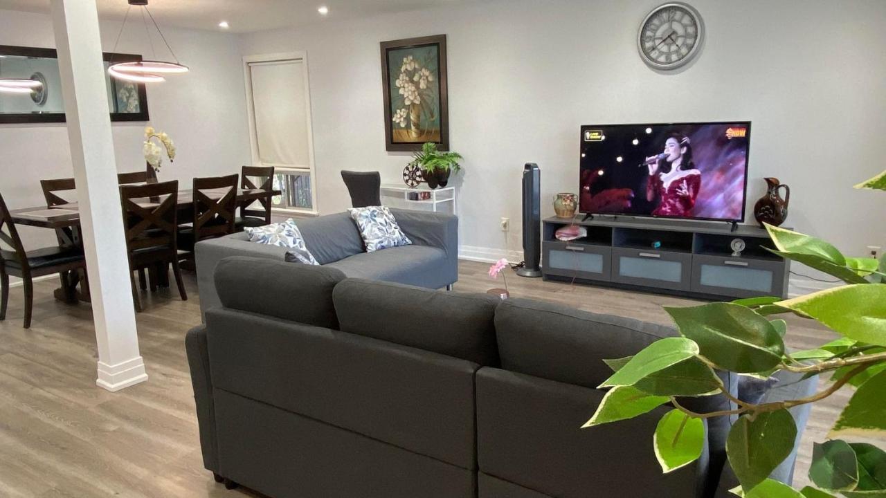 Spectacular 3 Bedroom 2 Wr House - Close To Airport Торонто Екстериор снимка