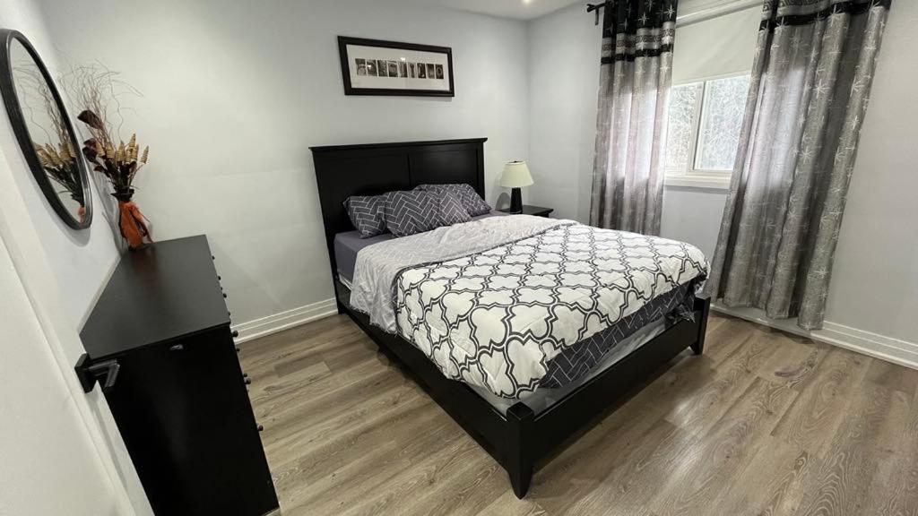 Spectacular 3 Bedroom 2 Wr House - Close To Airport Торонто Екстериор снимка
